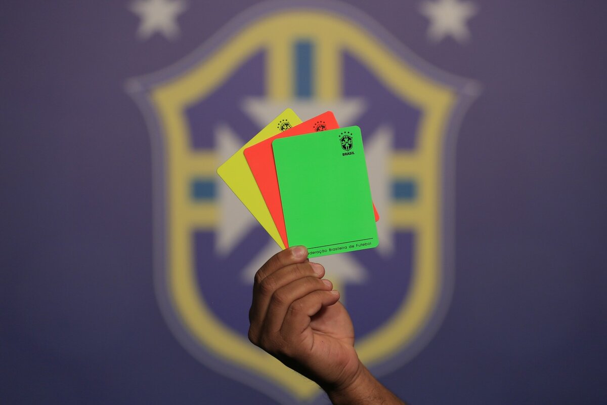 Какие карты в футболе. Карточки в футболе. Желтая и красная карточка в футболе. Зеленая карточка в футболе. Футбольные карточки судьи.