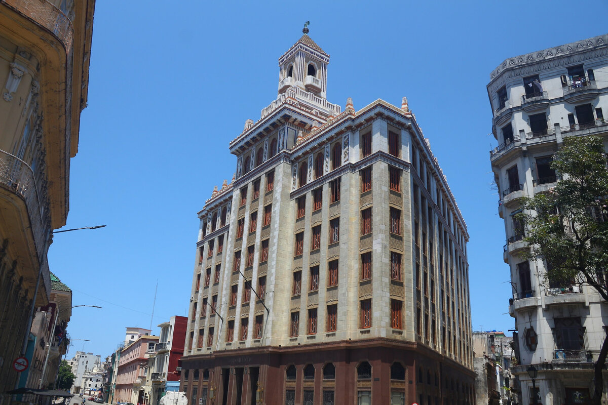 Гавана вблизи от центра (здание Бакарди), фото автора