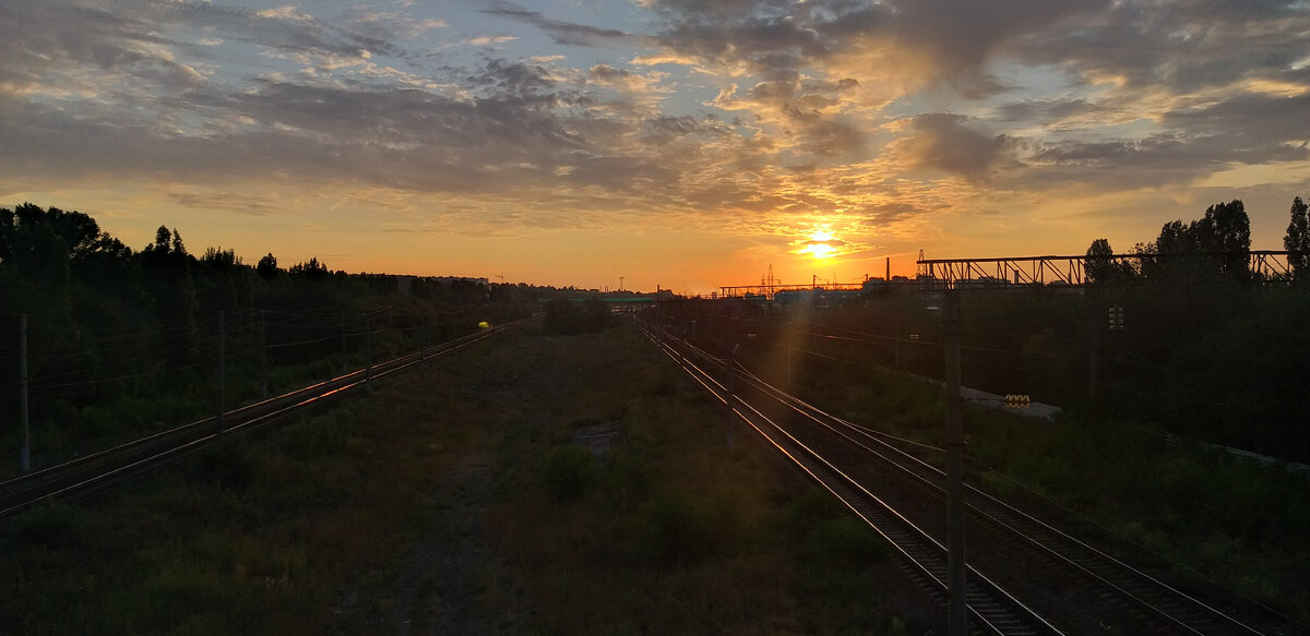 Стою, значит, в 6 утра на железнодорожном мосту и думаю, что делать в этой жизни))