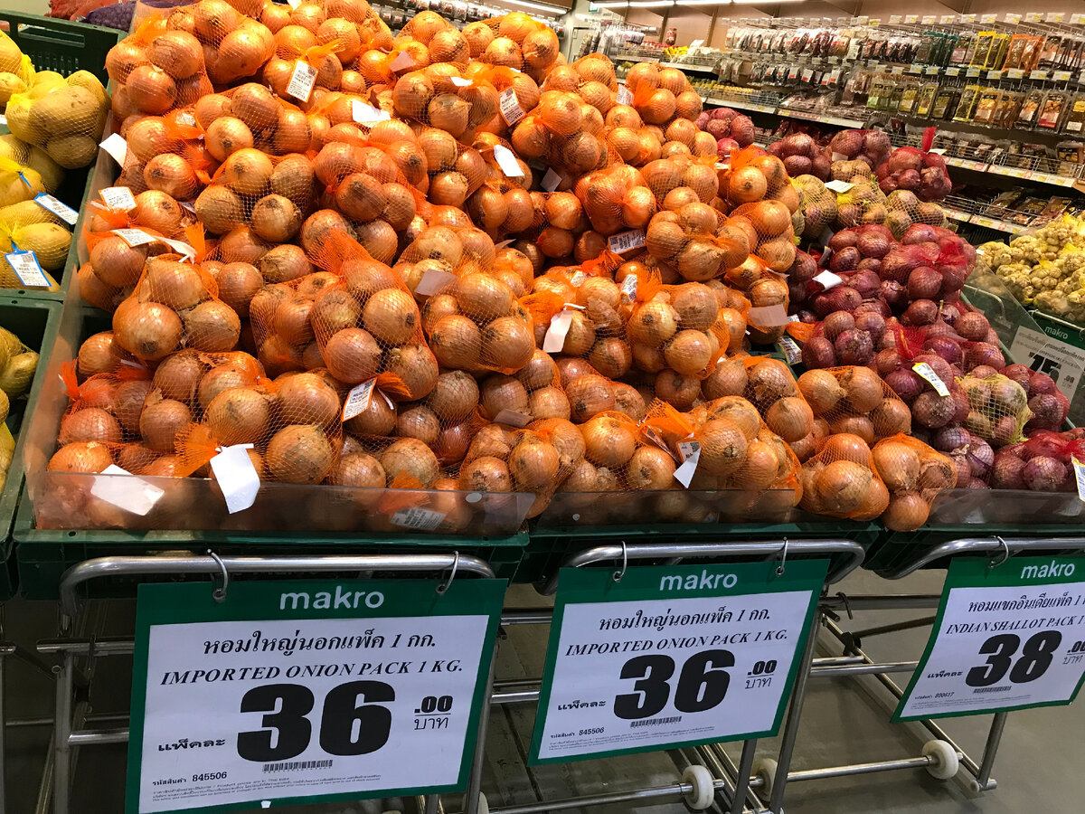 лук: 82-87 рублей за сетку. Там тоже вроде бы килограмм, взвешивать сетки не нужно