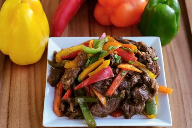 Теплый салат с говядиной и болгарским перцем 