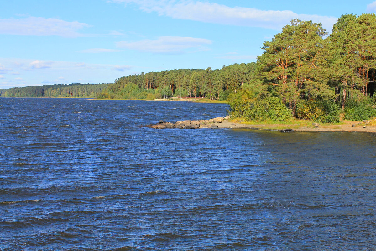 Пруд в Верхней Сысерти даже больше, чем в соседнем райцентре, а его берега не менее живописны