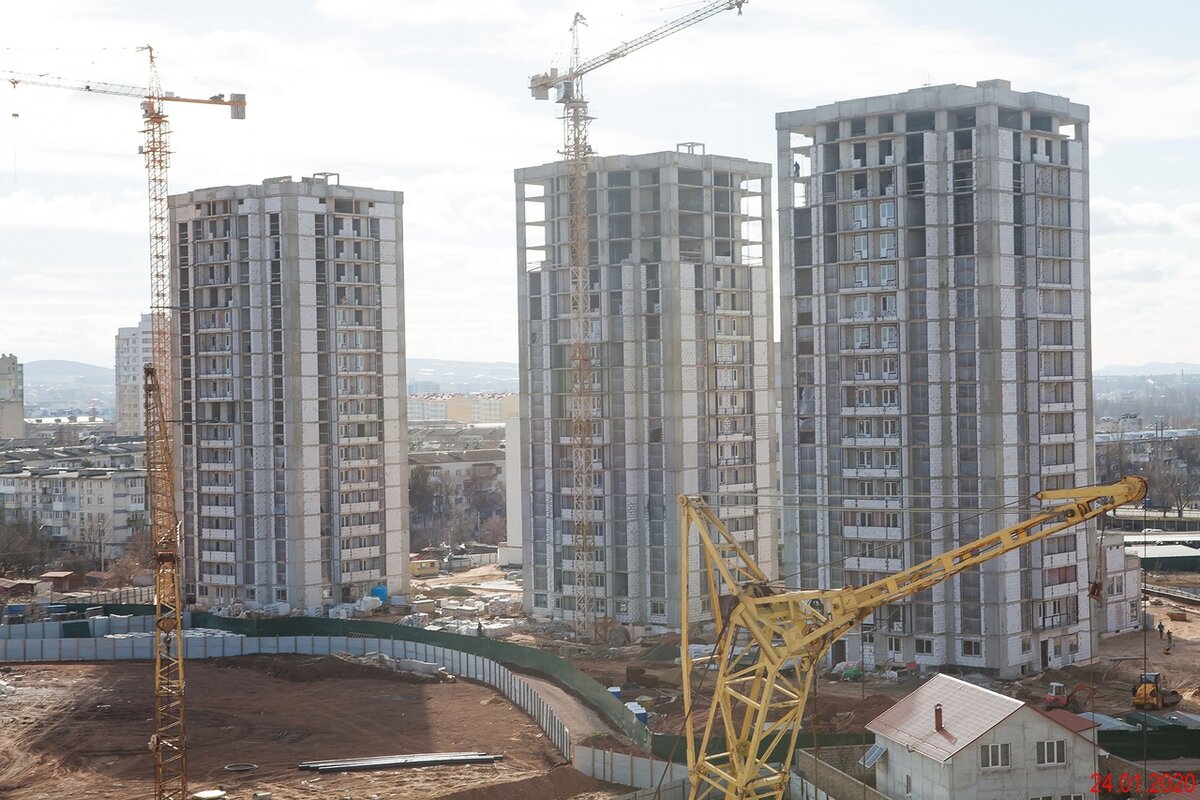 Строящийся микрорайон  "Крымская роза".  Здесь  раньше были плантации  роз, поэтому такое название.  Мы школьниками иногда подрабатывали на сборе лепестков розы,  из которых потом делали розовое масло для парфюмерной  промышленности.  За пол дня можно было заработать около рубля,  сумасшедшие деньги для  школьника  60х.  Листайте  фото  дальше.



