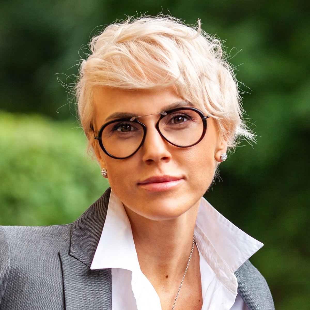 Привет, я Дея Милль, совладелец и эксперт ломбарда с философской концепцией. Сегодня покажу вам новинку в нашем хранилище — эскизы известного советского и российского театрального художника Татьяны Бруни.