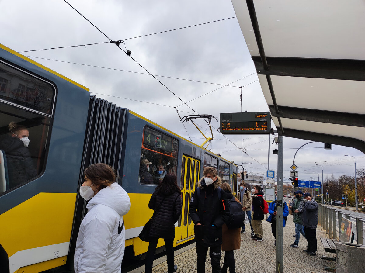 Фото автора: трамвай приехал на остановку