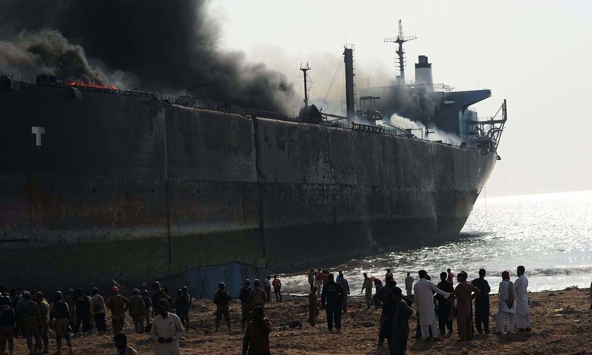 Охваченный огнем нефтяной танкер в результате взрыва в городе Гадани (Пакистан).