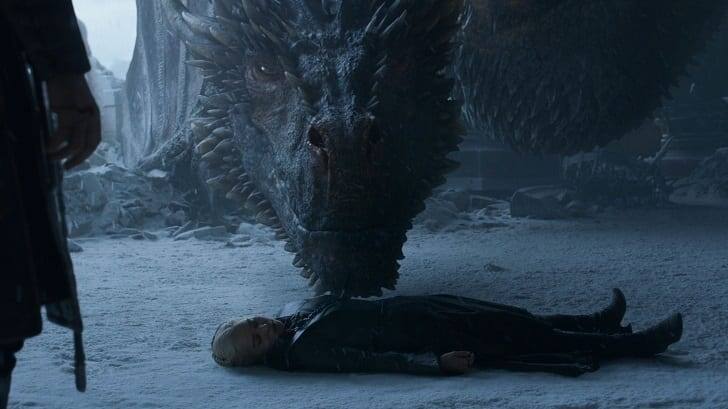 HBO | Дрогон вынес тело Дейенерис из Красной крепости 