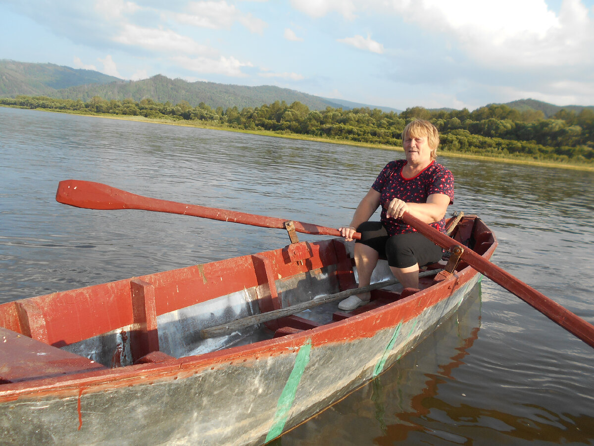 Сестрёнка вспомнила молодость, покаталась на лодке по Чикою.