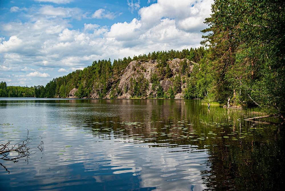 Вид на Ястребиное озеро и гору Парнас. Люди, приезжающие сюда на выходные, устанавливают палатки на горе и под ней