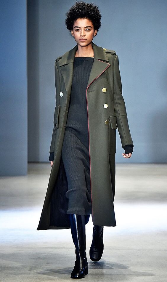 Пальто-бушлат и «мужская» обувь. Прическу надо женственную.