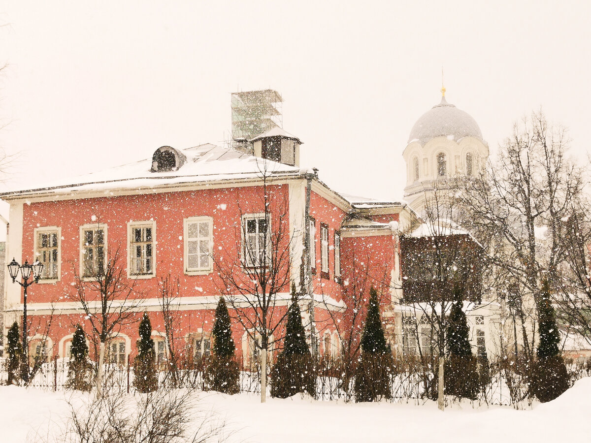 Территория Донского монастыря, на заднем плане церковь в честь святителя Иоанна Златоуста и великомученницы Екатерины 