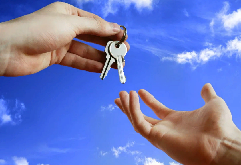 Ключи от квартиры. Квартира ключи. Ключи от квартиры в руке. Ключ в руке.