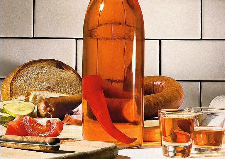 Перцовка красный перчик. Перцовка водка. Настойка перцовка ингредиенты. Перцовка с медом. Как сделать перцовую настойку.