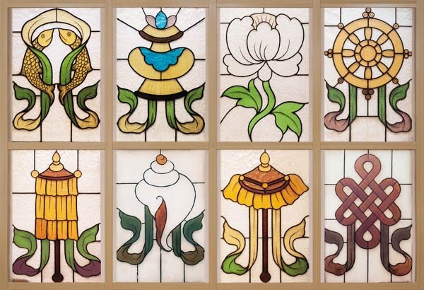 Витражи Рериха в деревянном поясе ограждения изображают восемь буддийских «символов счастья»: зонт, золотые рыбы, ваза, цветок лотоса, раковина, узел, штандарт (знак победы), колесо с 8 спицами.