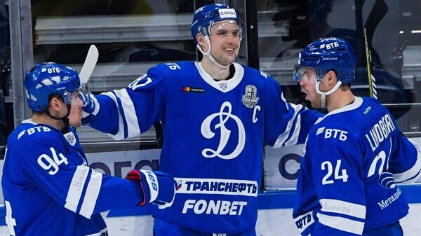    Хоккеисты "Динамо" Андрей Миронов, Вадим Шипачёв и Оскар Линдберг (слева направо)© РИА Новости / Владимир Федоренко