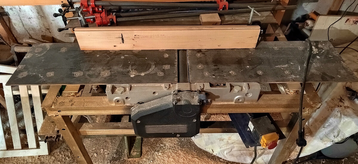 В моем случае это переделанный станок белмаш. Просто добавил немного больше железа. И как всегда не доведен до ума в плане внешней эстетики. Главное что исправно работает на протяжении многих лет.  