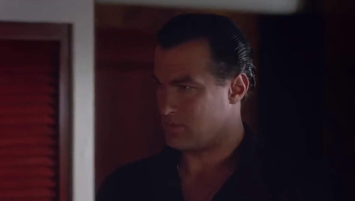 Кадр из кинофильма "В осаде", 1992 г., режиссер Эндрю Дэвис, сценарист Дж.Ф. Лоутон, композитор Гэри Чан (скриншот)