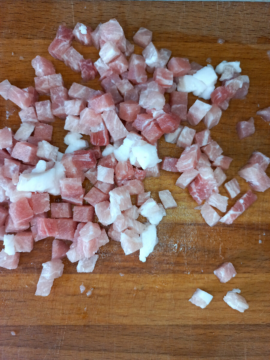 Режу мелким кубиком мясо. На фото кусочки кажутся крупнее.