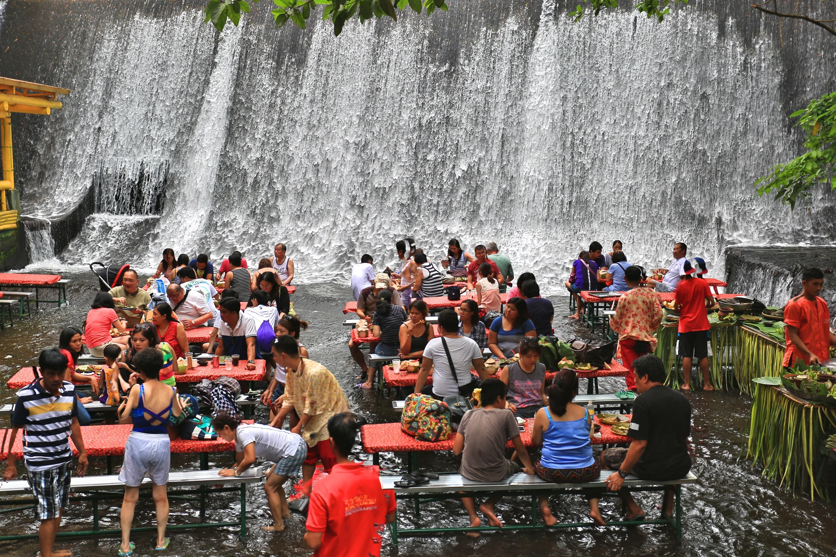 Restaurant Labassin Waterfall. Филиппины