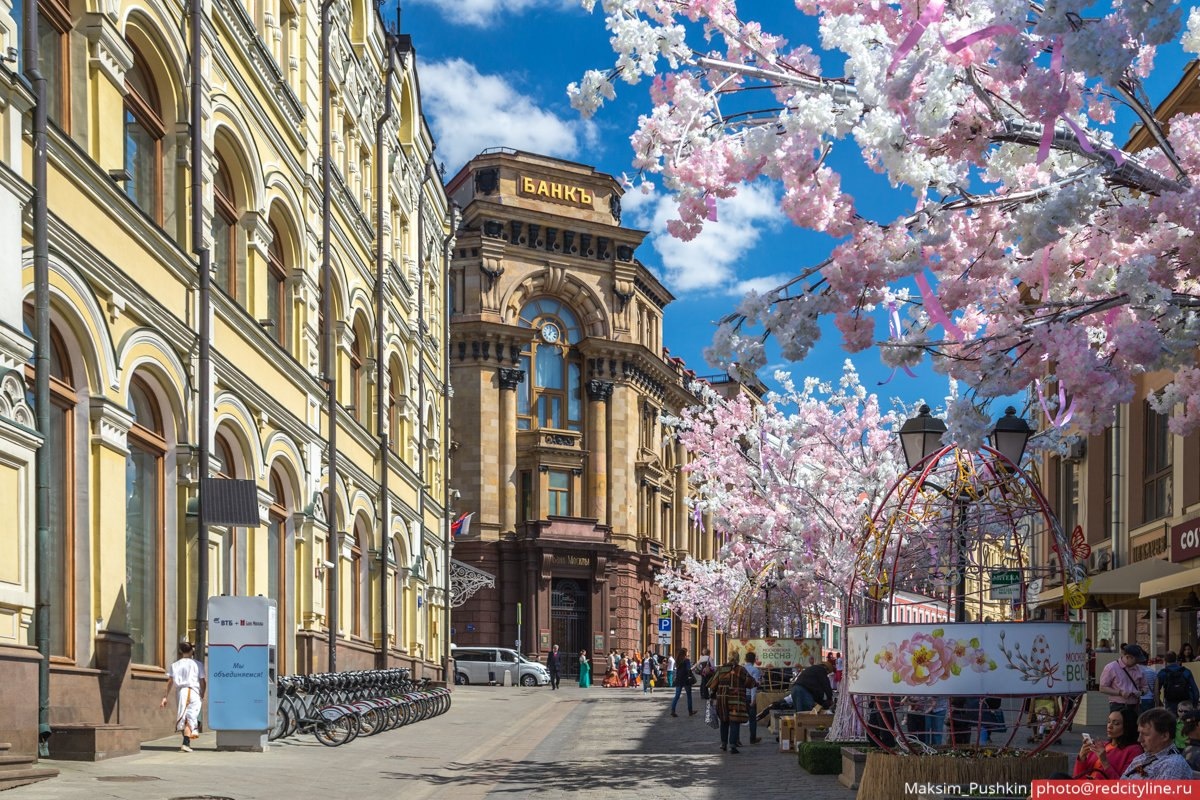 Арбат Москва весной. Парк Арбат Москва.