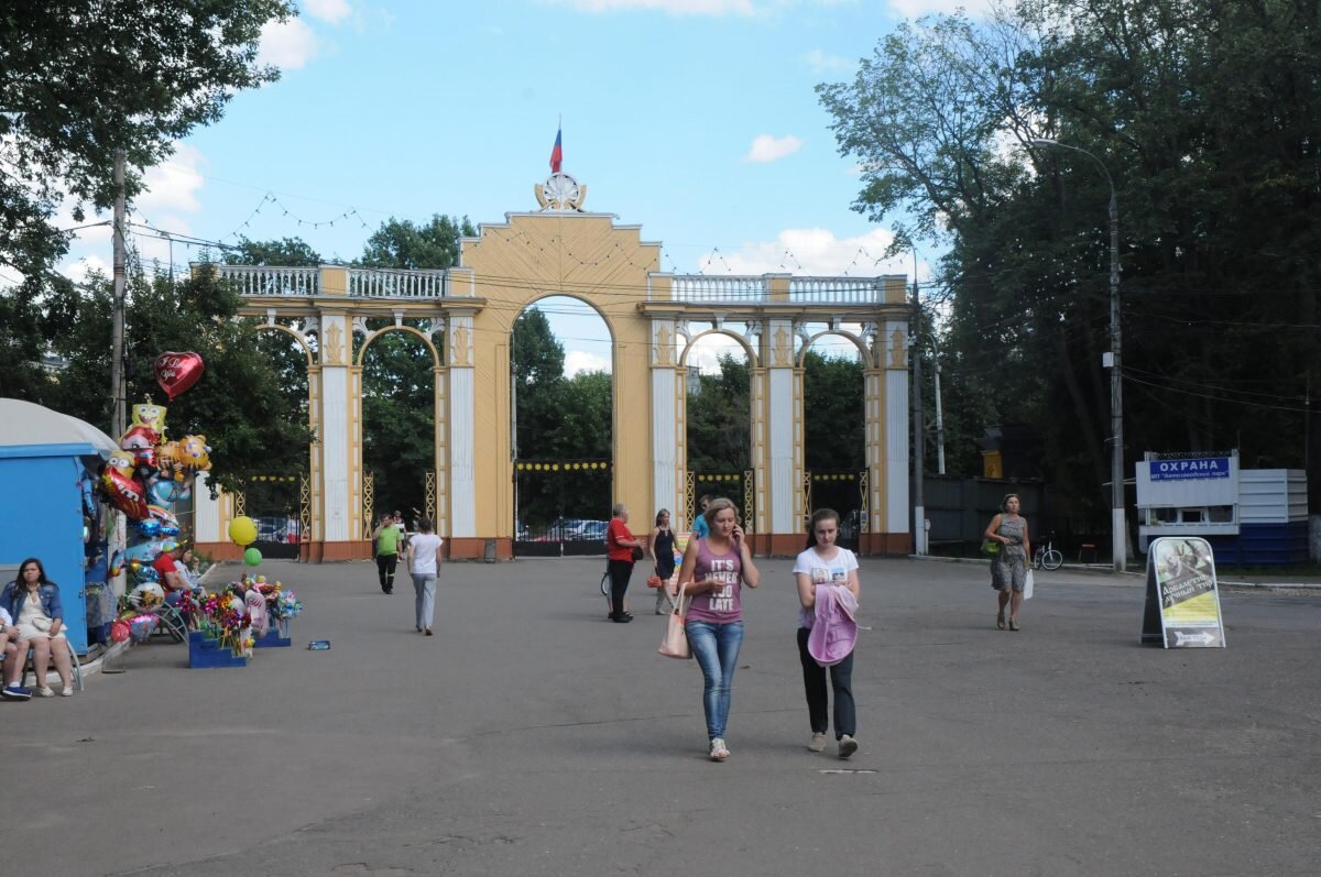    Начало экскурсии - около центральных ворот Автозаводского парка Арина Полтанова