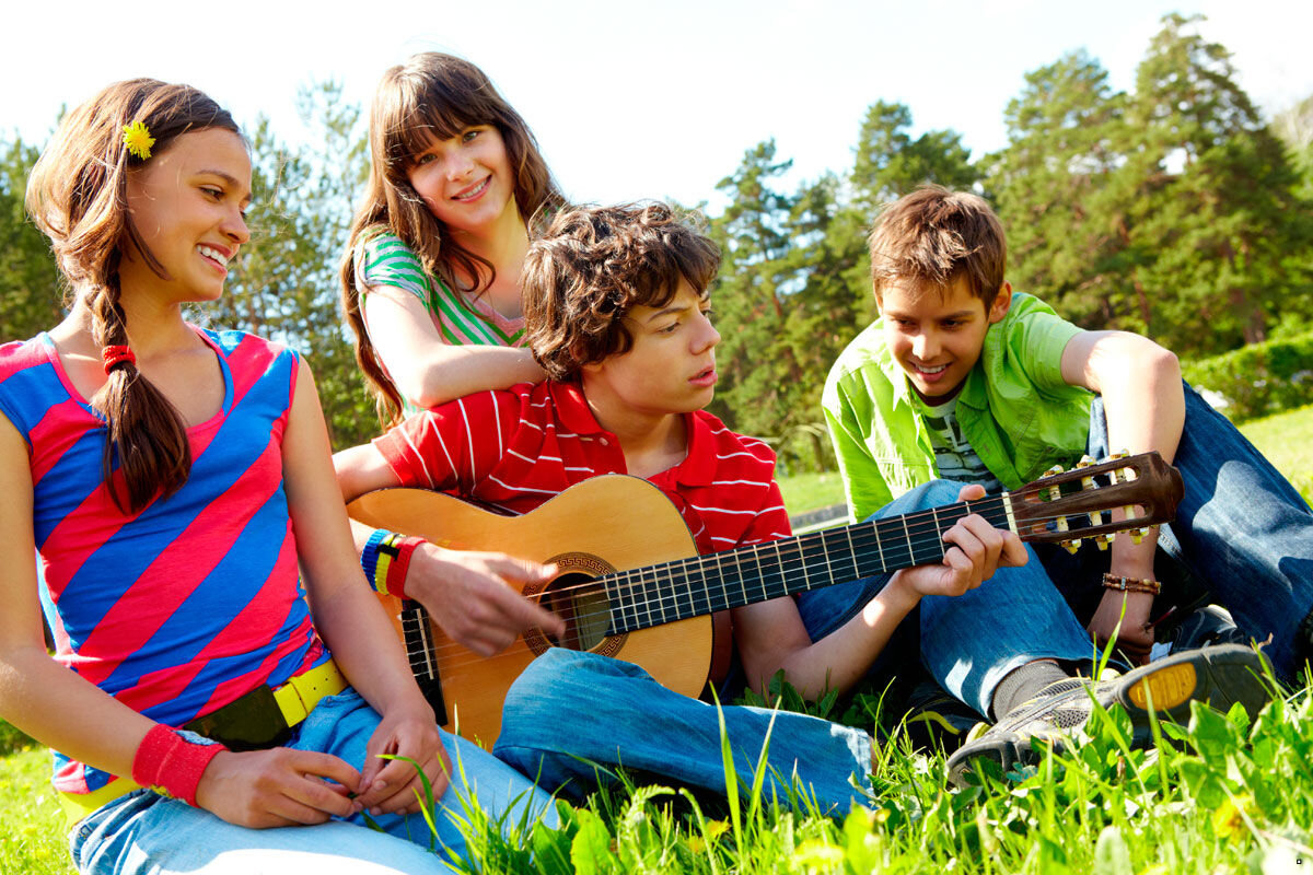 Хобби молодежи. Занятия для подростков. Хобби и увлечения подростков. Сидит человек с ноутом на полу арт. Подростки увлечения.