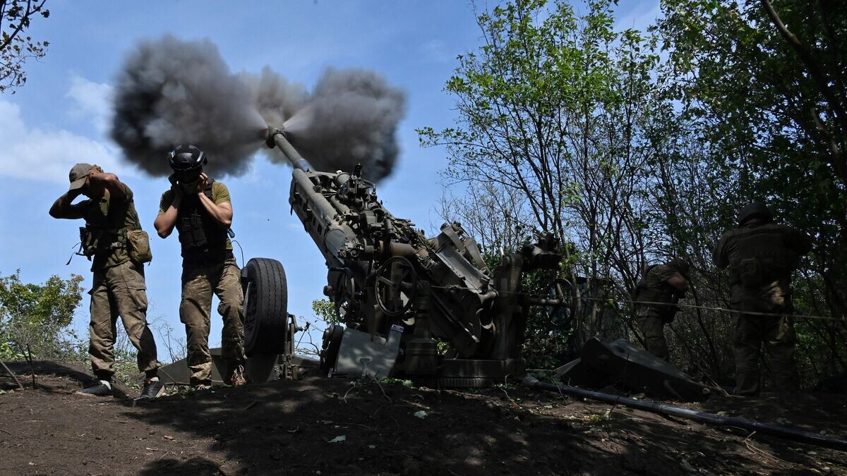    Украинские военнослужащие ведут огонь из гаубицы M777© AFP 2022 / Sergey Bobok