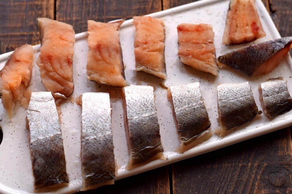 1. Рыбу разделайте на филе, удаляя головку, хвост, хребет и все кости. Тушку перед разделкой слегка подморозьте или не размораживайте до конца, так легче будет ее разделать. Филе вместе с кожицей нарежьте на небольшие порционные кусочки одинакового размера. Кожица не будет чувствоваться в итоговом блюде.