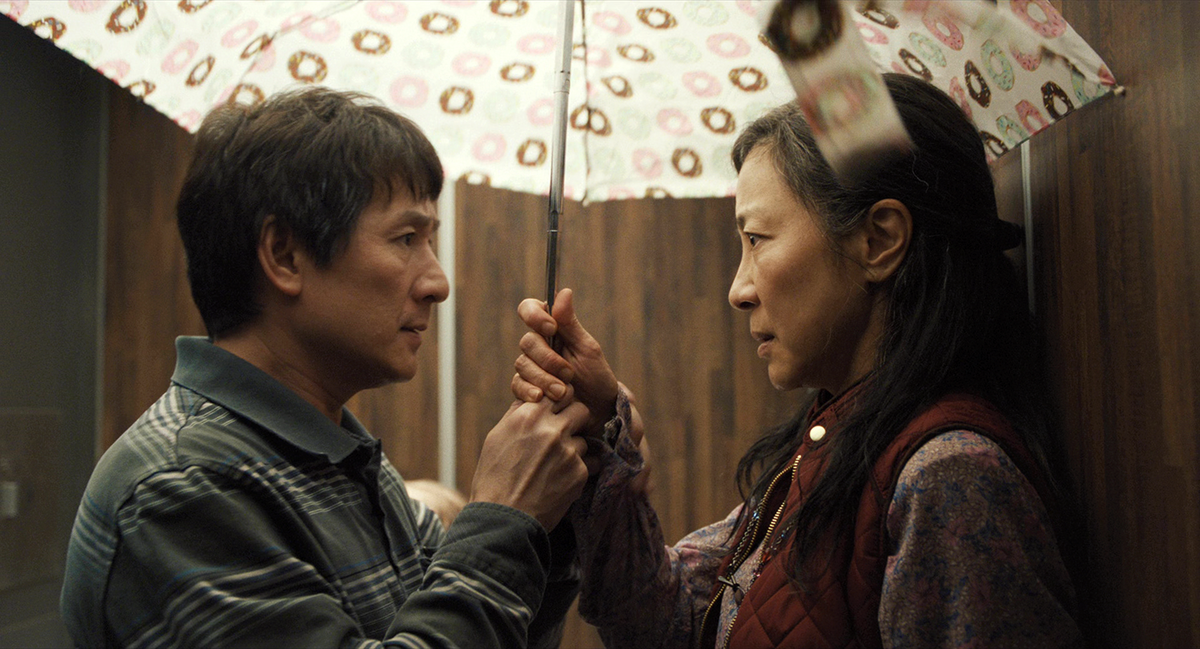 В фильме «Всё везде и сразу» есть свой вариант Морфеуса и свой вариант предложения им красной или синей таблетки