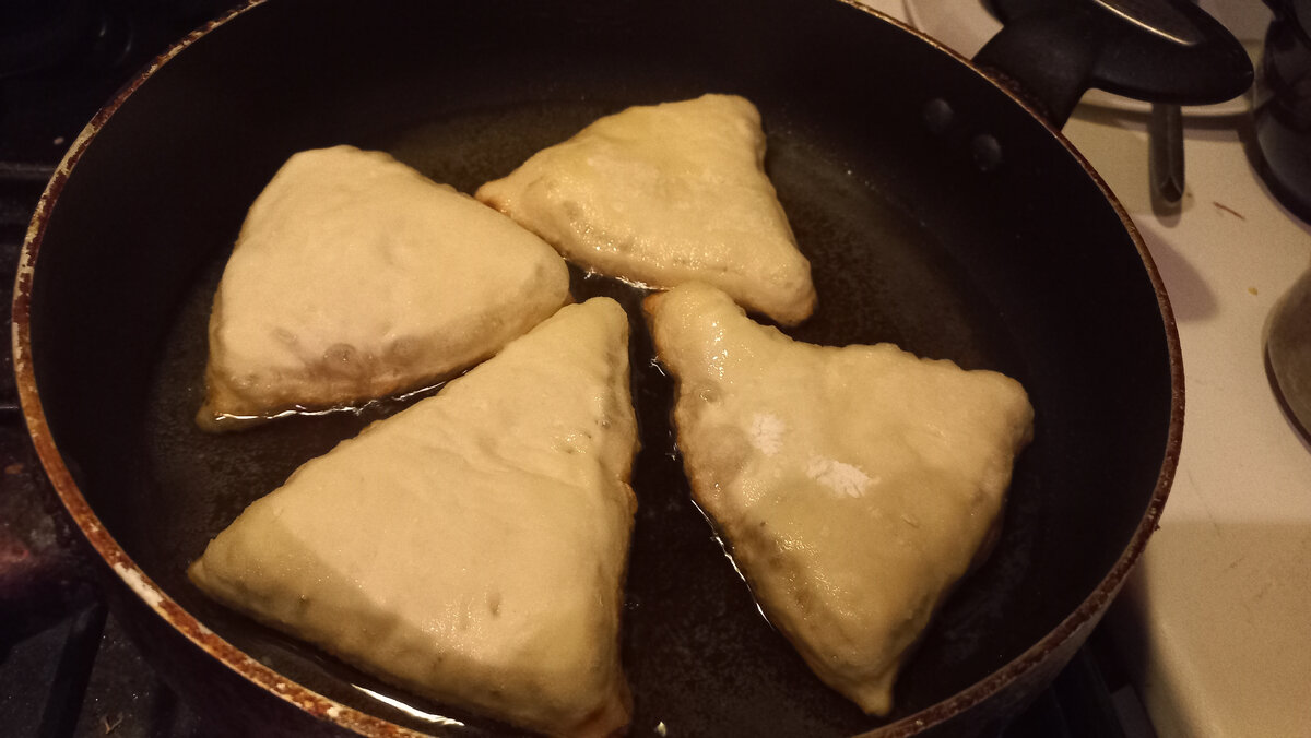 Беляши с мясом на дрожжевом тесте на сковороде очень вкусные простой рецепт пошаговый