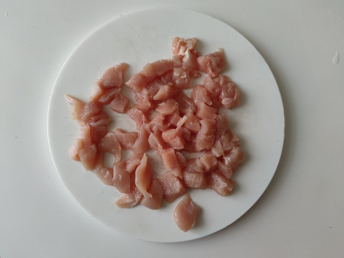 Нарезаем куриное филе кубиком