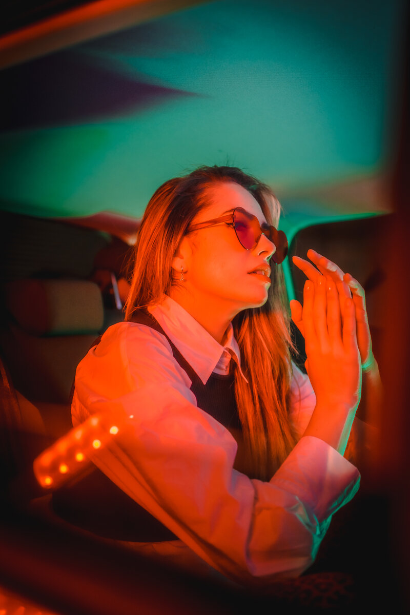 <a href="https://ru.freepik.com/free-photo/urban-photography-with-red-and-green-neons-in-the-back-of-a-car-of-a-young-blond_28153808.htm#query=%D0%9D%D0%B0%20%D0%B7%D0%B0%D0%B4%D0%BD%D0%B5%D0%BC%20%D1%81%D0%B8%D0%B4%D0%B5%D0%BD%D1%8C%D0%B8&position=19&from_view=search">Изображение от unaihuiziphotography</a> на Freepik