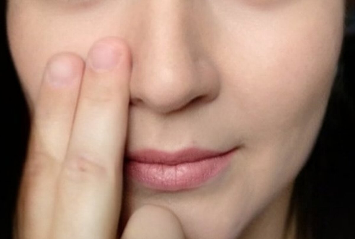 Отмеряем примерно 1,5-2 пальца от носа. С этого места и начнётся линия румян. 