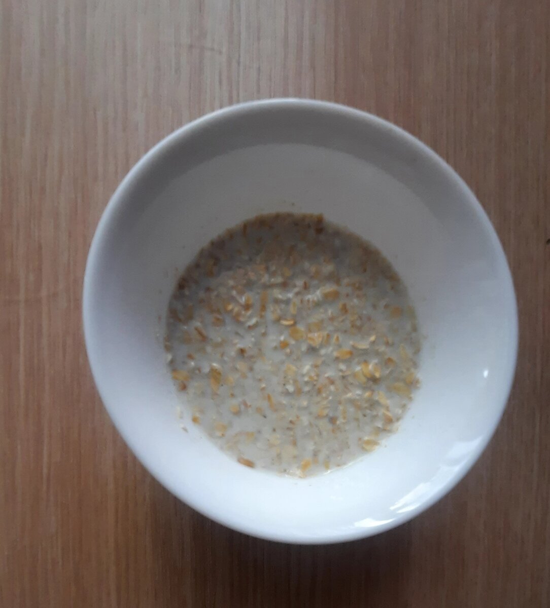 Хлопья заливаем молоком и оставляем на 5 мин.