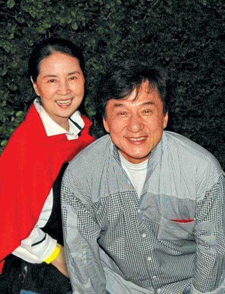 Жена Джеки Чана. Жена Джеки Чана Линь Фэнцзяо. Джеки Чан с женой 2022.