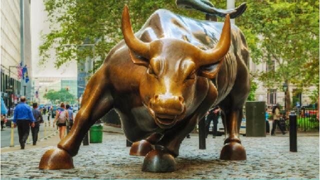 Памятник золотому тельцу в Нью-Йорке - символ финансового мира. Из открытых источников.
