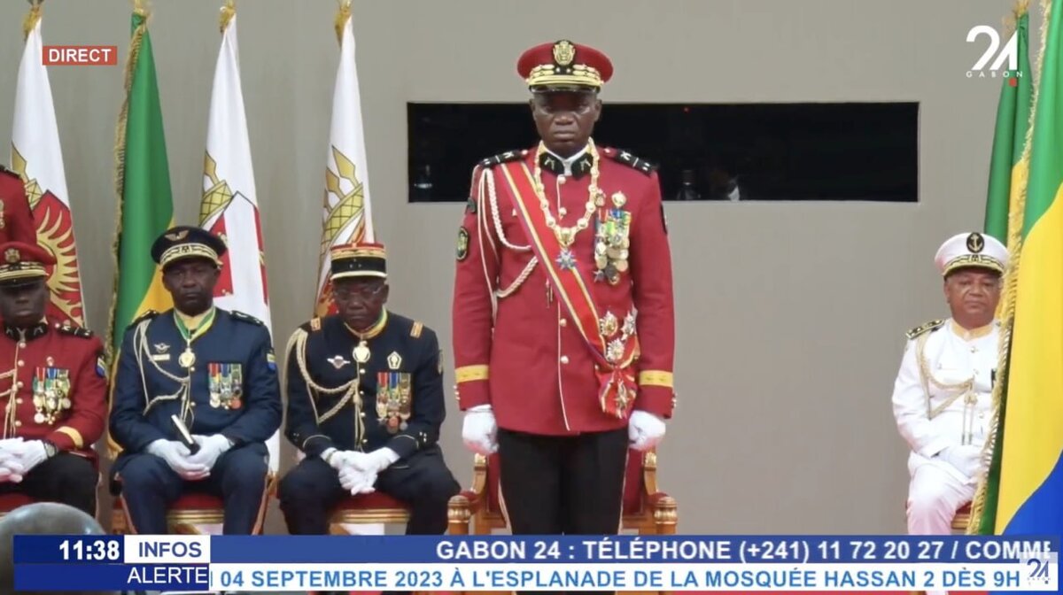 скан с трансляции приведения к присяге Брайса Олигуи Нгемы