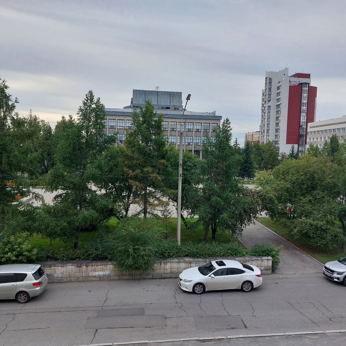 Это еще с 3-го этажа стационара. Вид на Шишковку. Что-то у неё на крыше какие-то китайские мотивы..., как мне кажется.