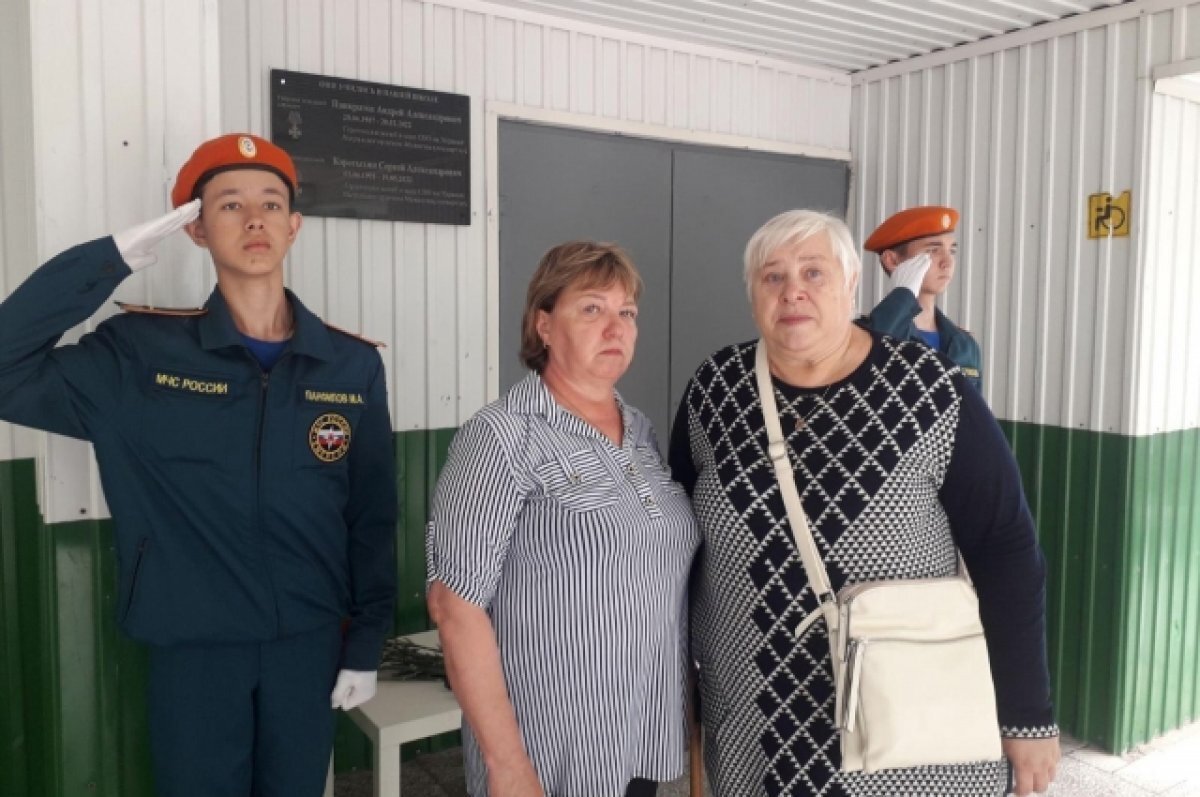    В школе №72 в честь двух погибших в СВО выпускников открыли «Парты Героев»