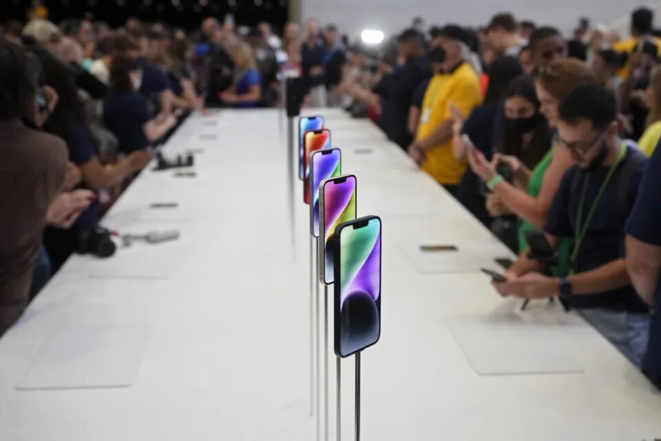 Новые модели iPhone 14 демонстрируются 7 сентября 2022 года. Линейка iPhone 15 должна иметь новый дизайн и более быстрый процессор, а также значительно обновленную камеру. Фото: AP.  📷

