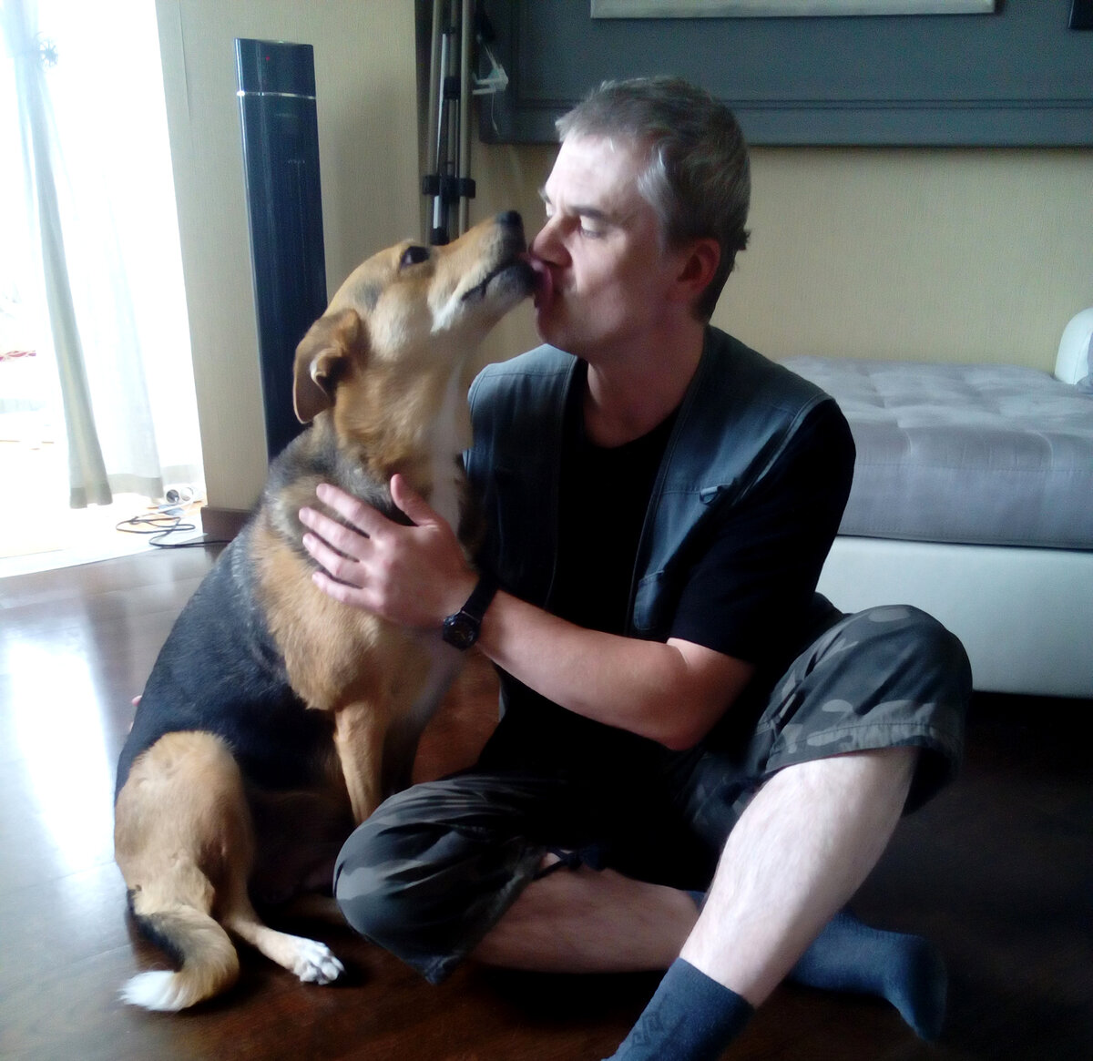 Мы с Нюшей показываем ее новому хозяину, насколько она в действительности агрессивна к незнакомым мужчинам.