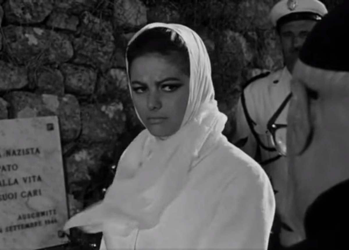 Клаудиа Кардинале в кинокартине "Туманные звёзды Большой Медведицы"