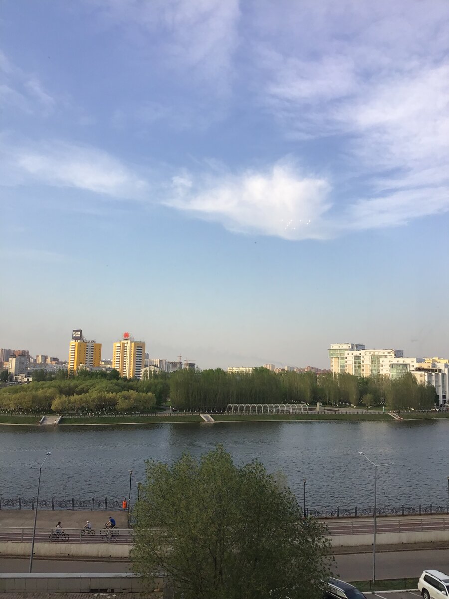 Вот такая красота была. Люди на великах в футболках и шортах