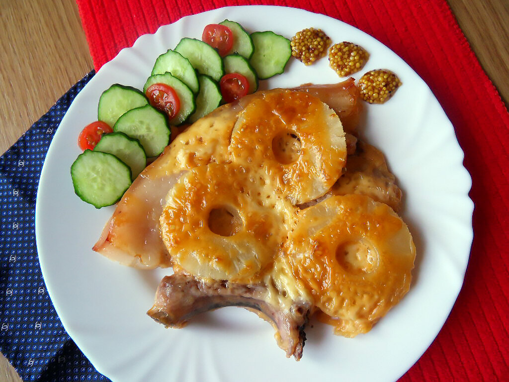 Свинина с ананасами и сыром, запечённая в духовке.