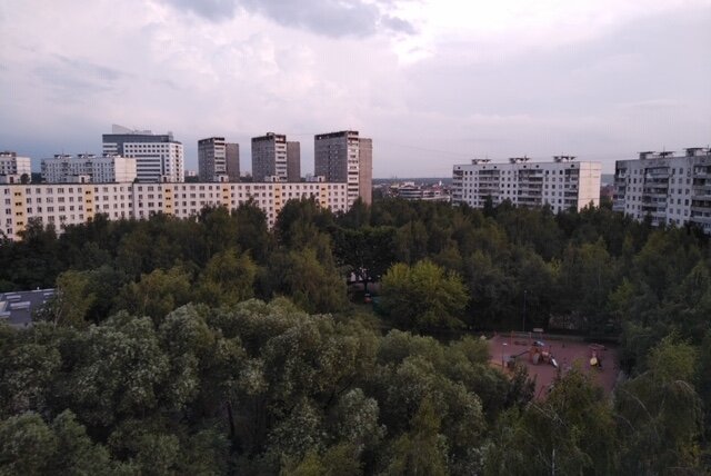 Сейчас снимаю квартиру с таким видом. Однушка, метро Тропарево, за домами МКАД. Стоит 35К.