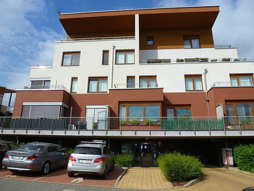 Источник: https://www.sreality.cz/detail/pronajem/byt/2+kk/praha-cast-obce-velka-chuchle-ulice-mrkosova/486800988#img=6&fullscreen=false