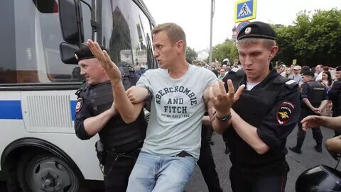   Полиция задержала политика Алексея Навального на акции в поддержку журналиста Ивана Голунова в Москве, сообщает телеканал «Дождь» в своем Twitter.