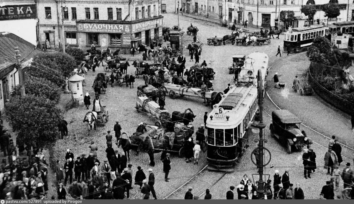 Калужская площадь (с 1922-го по 1993-й Октябрьская), 1929. Автор С. Фридлянд.