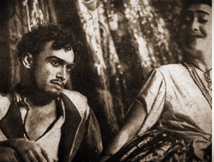 кадр из спектакля «Цыганка Аза». 1956 год, Николай Сличенко - Василь, Ольга Петрова - Аза ( http://www.shansonprofi.ru)