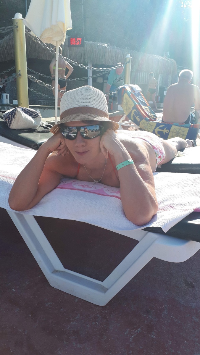 Именно та женщина с шезлонга рядом